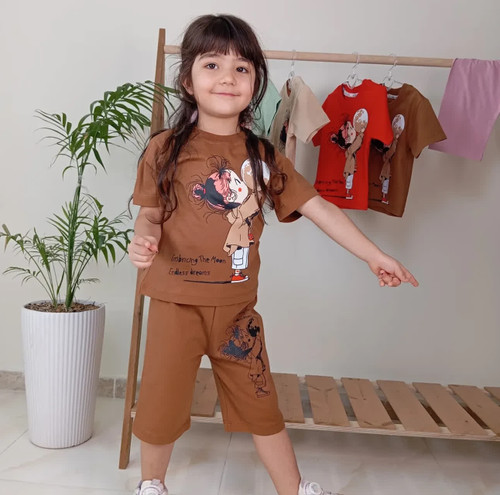تیشرت شلوارک دختر و ماه